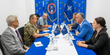 Komandanti i KFOR-it takohet me përfaqësuesit e Listës Serbe, iu tregon përse ia barti kompetencat Policisë së Kosovës