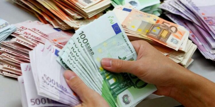 Euro zbret për herë të parë poshtë nivelit të 93 lekëve