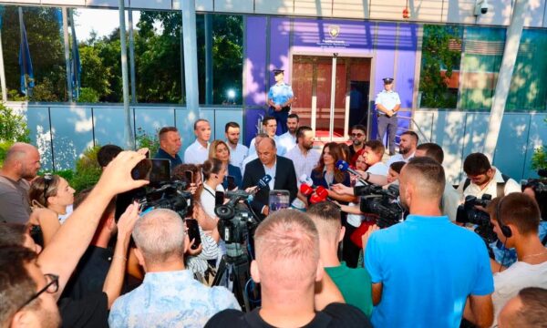 Deputetët e PDK-së te dyert e Qeverisë: Këto zyra janë uzurpuar nga deputeti Kurti, ai duhet të jetë në Kuvend