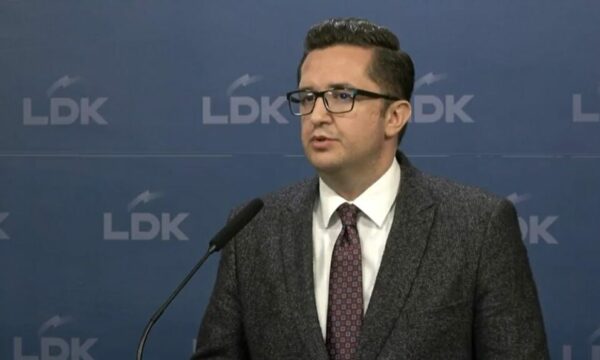 Mustafa ‘‘çuditet’’ nga deklarata e Kurtit: Asnjëherë s’është diskutuar që kryeparlamentari t’i takojë LDK’së