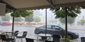 Moti i lig përfshin jugun e Shqipërisë, reshje të dendura dhe breshër në Sarandë e Delvinë