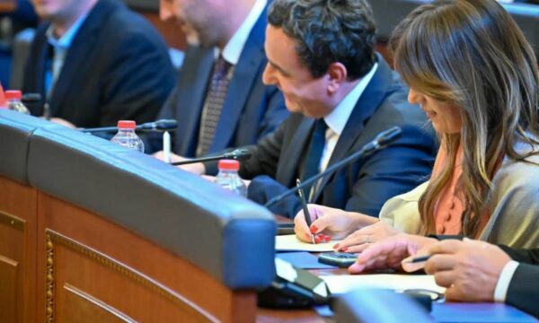 Kurti e Haxhiu marrin role si “unifikues”- a do t’iu ecë me ftesat që ua dërguan krerëve të partive