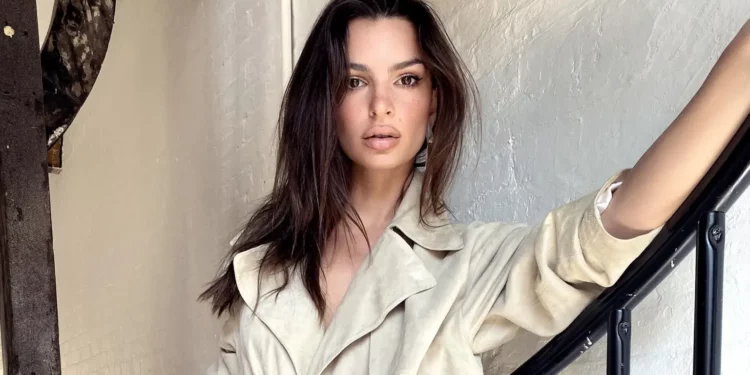 Emily Ratajkowski publikon foto nga pushimet, shfaqet në momente intime me të dashurin e saj