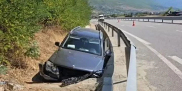 Aksident në Rrugën e Kombit, automjeti përfundon në kanal, shoferi dërgohet me urgjencë në spital