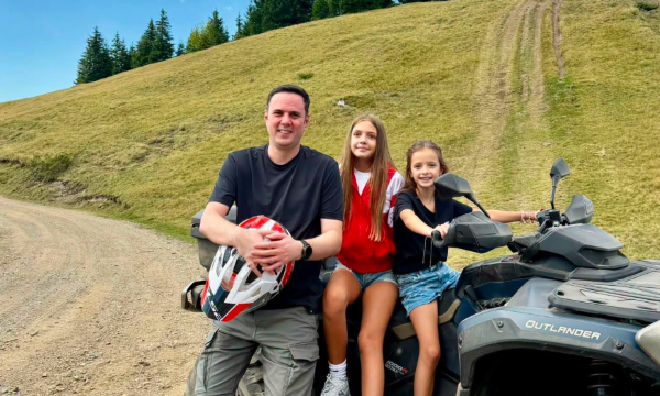 Abdixhiku shkëputet pak nga politika, publikon foto me vajzat nga bjeshkët e Istogut