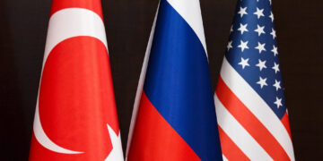 Rusia paralajmëron SHBA-në dhe Turqinë: Transferimi i armëve në Ukrainë do të shkaktojë dëme