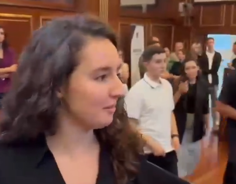 “Që dy vjet s’kemi qeveri…”, fjalia që i kushtoi Olsa Sadikut me përjashtim nga Kuvendi i të Rinjve, pas përplasjes së deputetëve