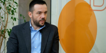 “S’e ka njohur as flamurin e Kosovës, fat që s’ka mundur të jetë në tavolina vendimmarrëse” – Tahiri kritikon Kurtin