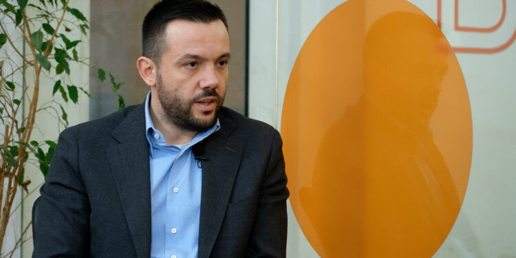 “S’e ka njohur as flamurin e Kosovës, fat që s’ka mundur të jetë në tavolina vendimmarrëse” – Tahiri kritikon Kurtin