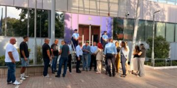 PDK-ja nuk tërhiqet: Për të pestën ditë bllokon hyrjen e Qeverisë, i bashkohen edhe prodhuesit