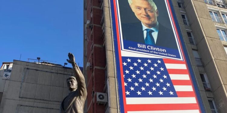 “Miqtë e Amerikës” organizojnë aktivitet për 80-vjetorin e Bill Clintonit