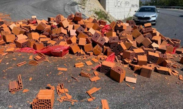 I ranë bllokat në rrugë, shoferi i kamionit gjobitet në Prizren