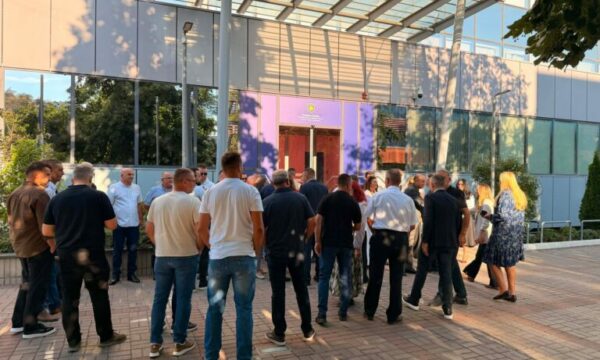PDK bllokon sërish hyrjen e Qeverisë, deputetëve u bashkohen Aleanca dhe asamblistët e Vushtrrisë