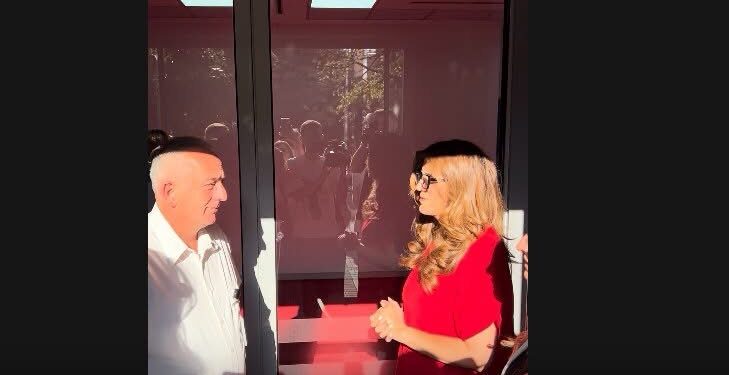 “A osht brenda?” Ganimete Musliu shkon për të parë nëse Kurti ndodhet në Qeveri