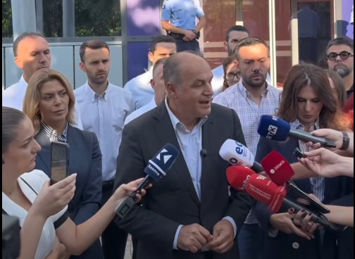 Hoxhaj, Kurtit: Dil nga zyra, o deputet uzurpues!