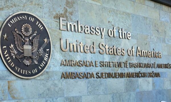 Ambasada amerikane me thirrje për krerët e partive politike në Kosovë