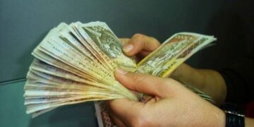 Eurot e shpenzuara nga turistët e forcojnë lekun në Shqipëri, 1 euro po këmbehet për kaq lekë