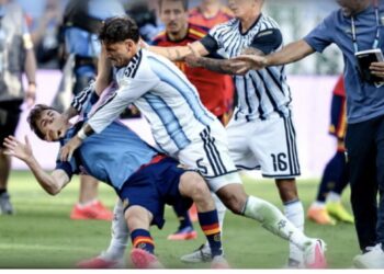 FIFA dënon Leandro Paredes me 10 ndeshje moslojë pas përleshjes në finalen e Kupës së Botës
