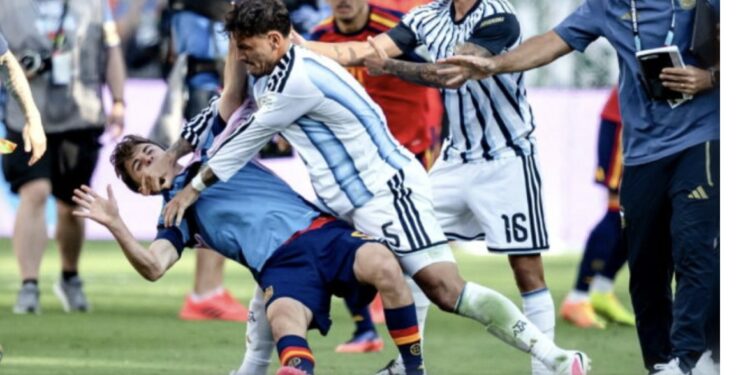 FIFA dënon Leandro Paredes me 10 ndeshje moslojë pas përleshjes në finalen e Kupës së Botës