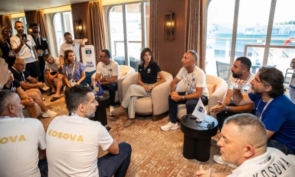 Haxhiu viziton sportistët kosovarë në Taranto: Kënaqësi të shohim përkushtimin e tyre – Urojmë të kthehemi me medalje