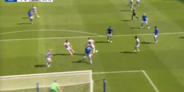 Gol i ‘çmendur’ në Angli, Ballard çmend tifozët me një finalizim spektakolar