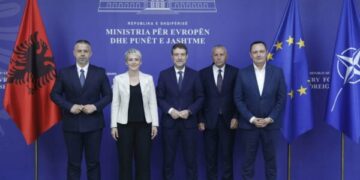 Ferit Hoxha i pret në takim përfaqësuesit e Luginës: Të drejtat e shqiptarëve prioritet i aksionit diplomatik të Shqipërisë