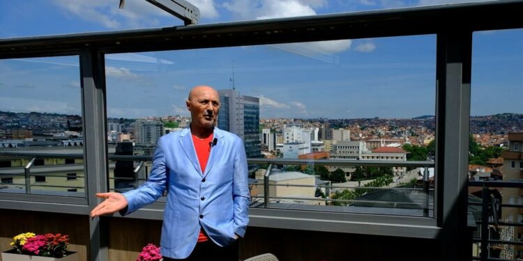 “Shtini n’gji” – Sheholli i thotë gruas së tij pasi pranoi material dhe 5 mijë euro nga BIA