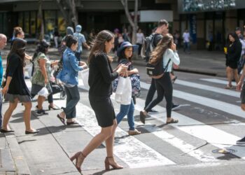 Itali: 75 euro gjobë për këmbësorët që përdorin telefonin kur kalojnë rrugën