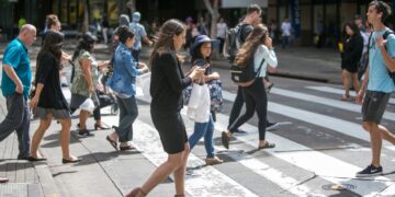Itali: 75 euro gjobë për këmbësorët që përdorin telefonin kur kalojnë rrugën