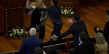 “Vezë për Kurtin në mes të krizës politike”, DW rikujton se ndërprerja e seancave me gaz është specialitet i VV’së