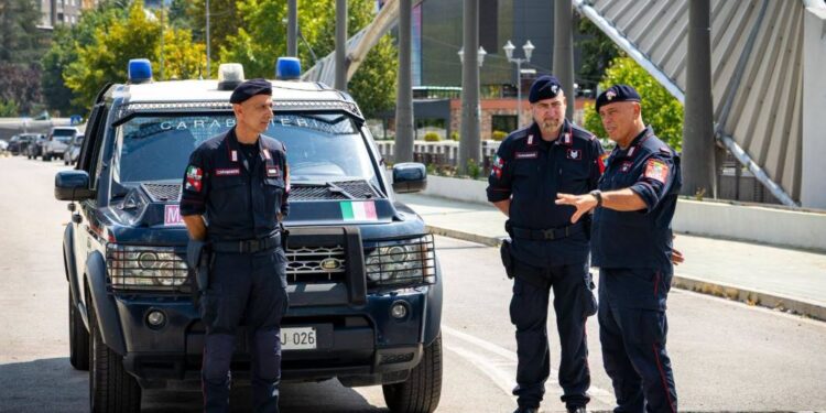 Komandanti i Njësisë Speciale të KFOR-it vizitë në Mitrovicë: Përgjegjësia e misionit mbetet e njëjtë