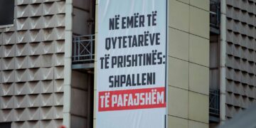 “Në emër të qytetarëve të Prishtinës: Shpalleni të pafajshëm” – zbulohet baneri gjigant në kryeqytet