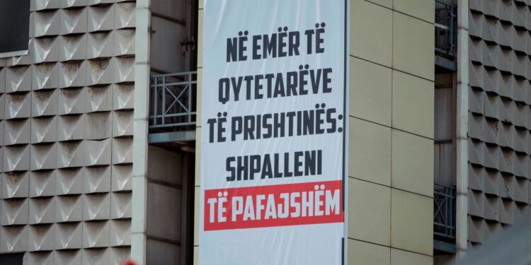 “Në emër të qytetarëve të Prishtinës: Shpalleni të pafajshëm” – zbulohet baneri gjigant në kryeqytet