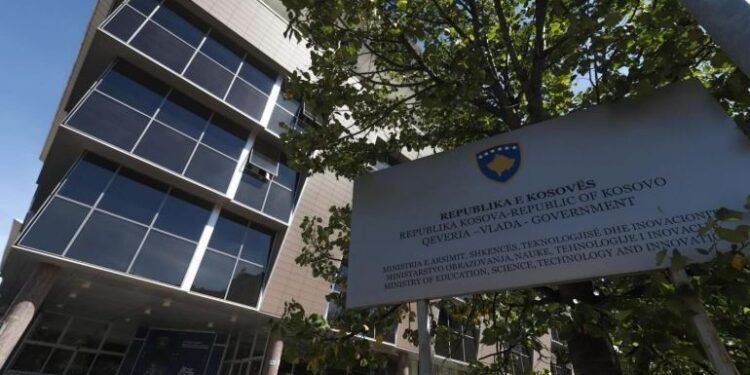 MASh kërkon nga prindërit verifikim të përdorimit të mjeteve për tekstet shkollore