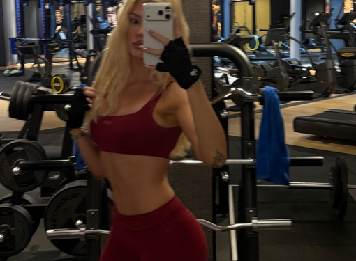 Era Istrefi shfaqet në superformë, publikon foto nga palestra