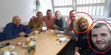 Skandaloze: Punonjësi i OSBE-së në Kosovë i jep “lavdi” kriminelit të luftës – fshin postimin, por jo foton me të dënuarën për spiunazh