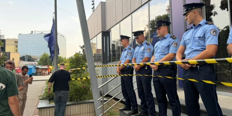 RDK e rrethon Qeverinë me shirit të rrezikshmërisë: Pushteti pengmarrës i deputetit Albin Kurti dhe LVV-së po e rrezikon demokracinë dhe shtetin