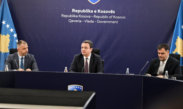 Kurti: Serbia ka bllokuar mbi 2.1 milionë euro për shqiptarët e Luginës, ato duhet të zhbllokohen