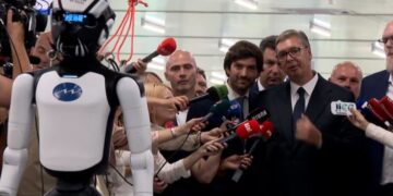 Vuçiq në hapjen e një fabrike kineze në Serbi: Robotët kinezë së shpejti në ushtrinë serbe