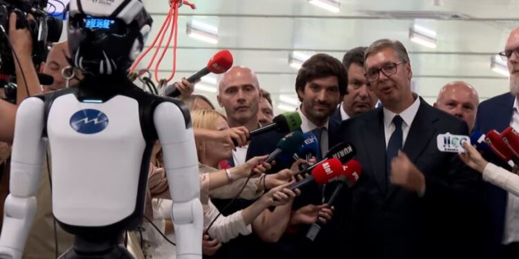 Vuçiq në hapjen e një fabrike kineze në Serbi: Robotët kinezë së shpejti në ushtrinë serbe