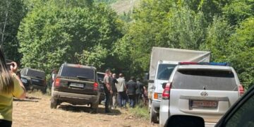 Kurti shkon në Kalludër të Zubin Potokut ku po kryhen gërmime për varrezë masive