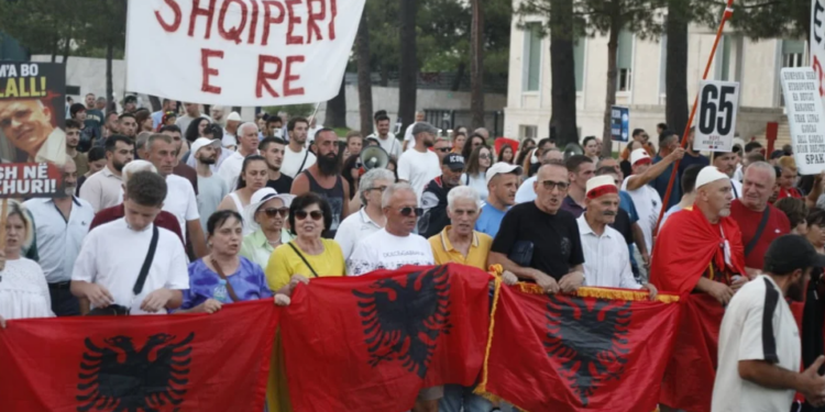 65 ditë tubim përpara Kryeministrisë, protestuesi humb ndjenjat, kërkohet ndërhyrja e një mjeku