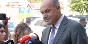 Hoxhaj: Nuk e bojkotojmë seancën ndonëse është situatë anarkike sepse qëllimi i Kurtit është të na fajësojë