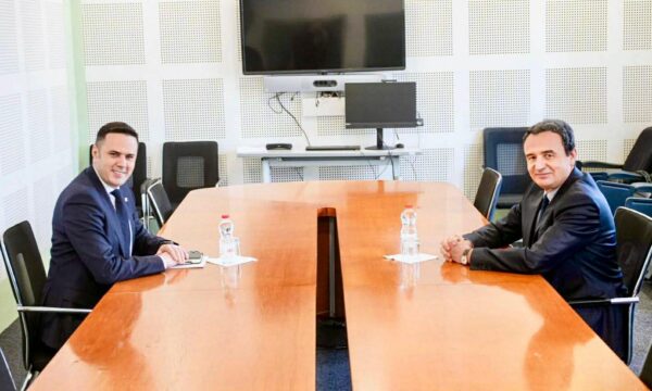Kurti i përgjigjet Abixhikut: E ndoqa qëndrimin e mikut tim – nuk është pak ta marrësh Kryetarin e Kuvendit