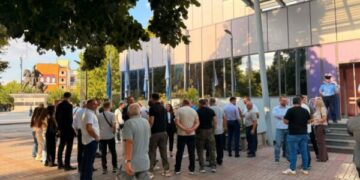 PDK bashkë me asamblistë, drejtorë e aktivistë nga komuna e Mitrovicës bllokojnë hyrjen e Qeverisë