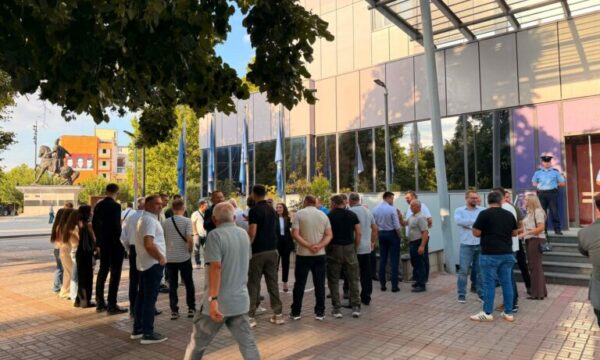 PDK bashkë me asamblistë, drejtorë e aktivistë nga komuna e Mitrovicës bllokojnë hyrjen e Qeverisë
