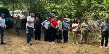 Familjarët e personave të zhdukur vizitojnë lokacionin e varrit masiv në Zubin Potok