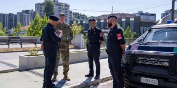 Shefi i Shtabit të KFOR-it viziton Mitrovicën: Misioni po përshtat pozicionimin e tij në veri