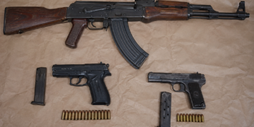 Policia zbulon arsenal armësh në një dasmë në Klinë – organizatori dorëzon kallashnikov, dy pistoleta dhe municion
