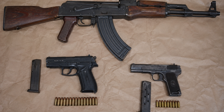 Policia zbulon arsenal armësh në një dasmë në Klinë – organizatori dorëzon kallashnikov, dy pistoleta dhe municion